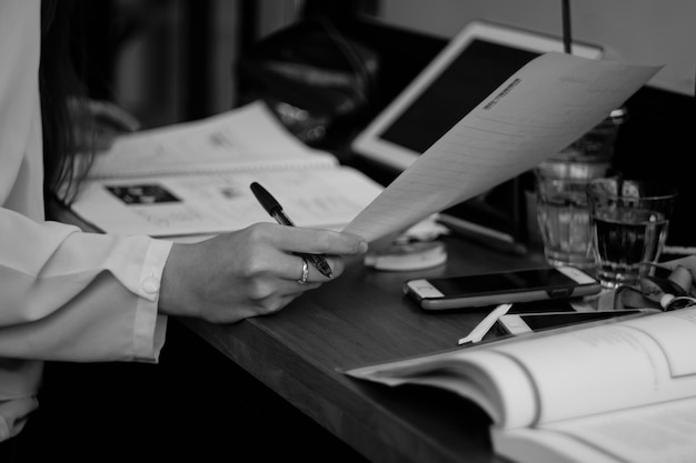 Section médiane d'une femme tenant du papier sur la table
