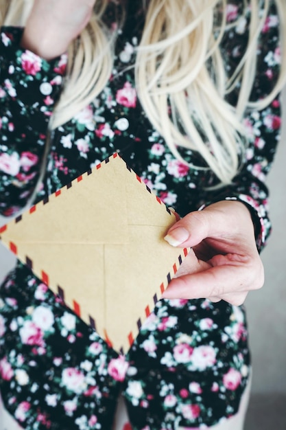 Photo section médiane d'une femme tenant des enveloppes