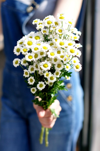 Section médiane d'une femme tenant des fleurs