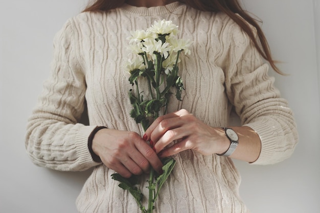 Section médiane d'une femme tenant des fleurs