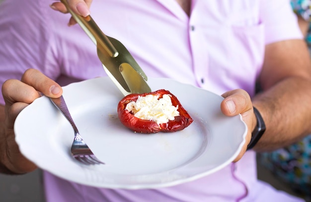 Section médiane d'une femme tenant un gâteau