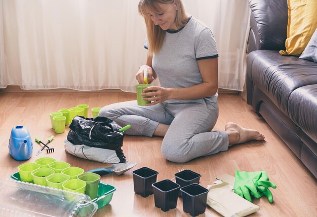 Section médiane d'une femme tenant un jouet alors qu'elle est assise sur la table à la maison