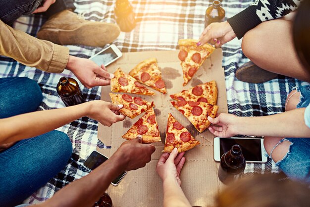 Section médiane d'une femme tenant une pizza