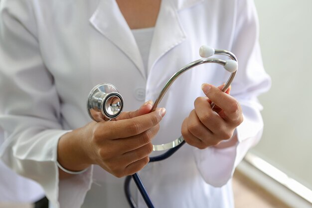 Photo section médiane d'une femme tenant un stéthoscope