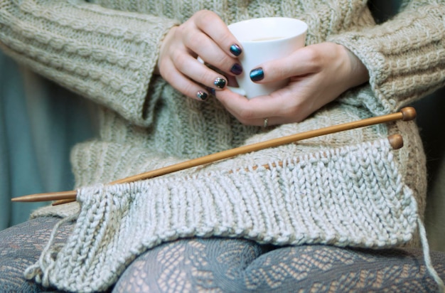 Photo section médiane d'une femme tenant une tasse de café