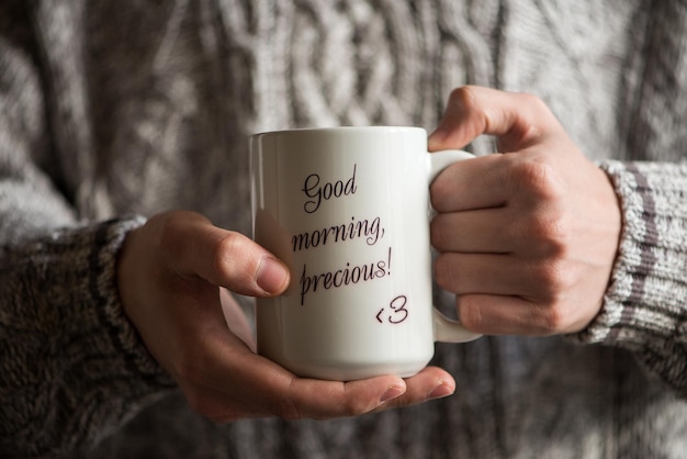Section médiane d'une femme tenant une tasse avec un message