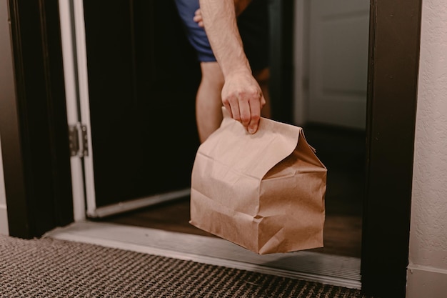 Section médiane d'une femme tenant une valise