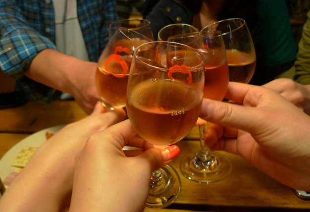 Section médiane d'une femme tenant un verre de vin