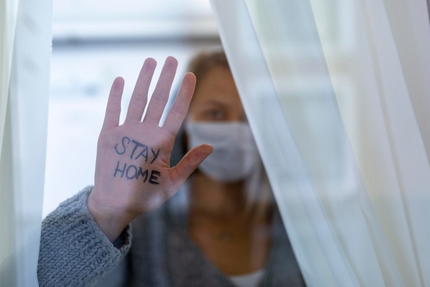 Photo section médiane d'une femme avec un texte sur la fenêtre