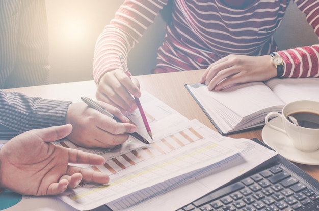 Section médiane d'une femme travaillant avec un collègue à table dans un bureau