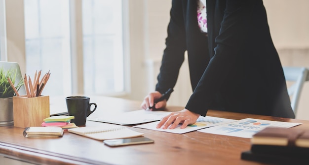 Section médiane d'une femme travaillant sur une table