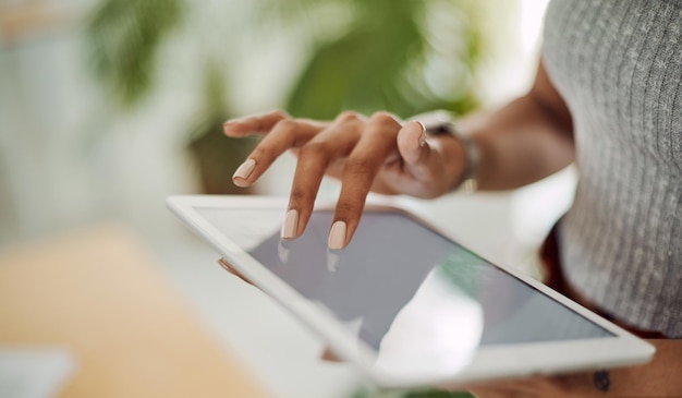 Section médiane d'une femme utilisant une tablette numérique