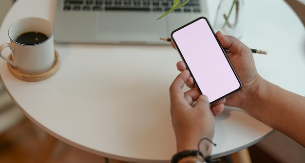 Section médiane d'une femme utilisant un téléphone portable