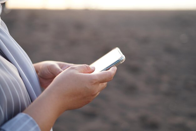 Section médiane d'une femme utilisant un téléphone portable