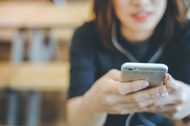 Section médiane d'une femme utilisant un téléphone portable