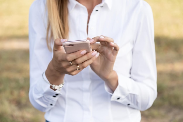 Section médiane d'une femme utilisant un téléphone