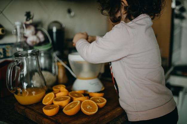 Section médiane d'une fille préparant de la nourriture