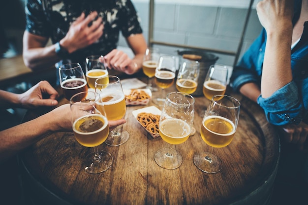 Une section médiane de gens buvant de la bière.