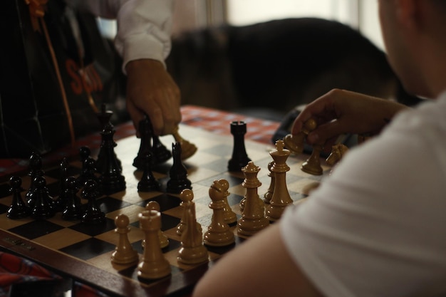 Photo une section médiane de gens jouant aux échecs.