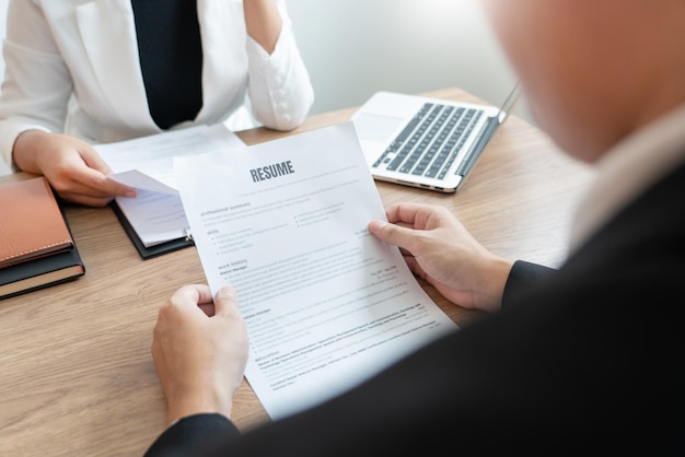 Section médiane d'un homme d'affaires interviewant un candidat sur la table