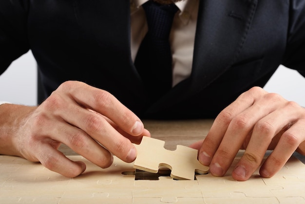 Section médiane d'un homme d'affaires jouant à un puzzle