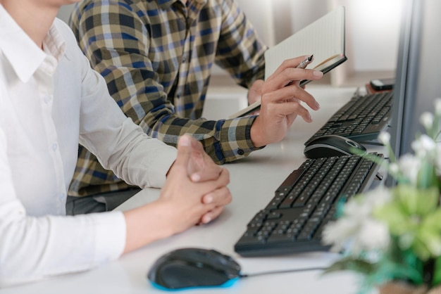 Section médiane d'un homme d'affaires travaillant avec un collègue au bureau