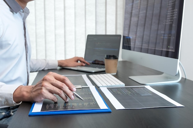 Section médiane d'un homme d'affaires utilisant un ordinateur portable au bureau