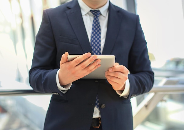 Section médiane d'un homme d'affaires utilisant une tablette numérique au bureau