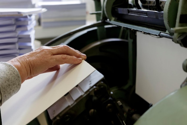 Photo section médiane d'un homme à l'aide d'une machine à imprimer