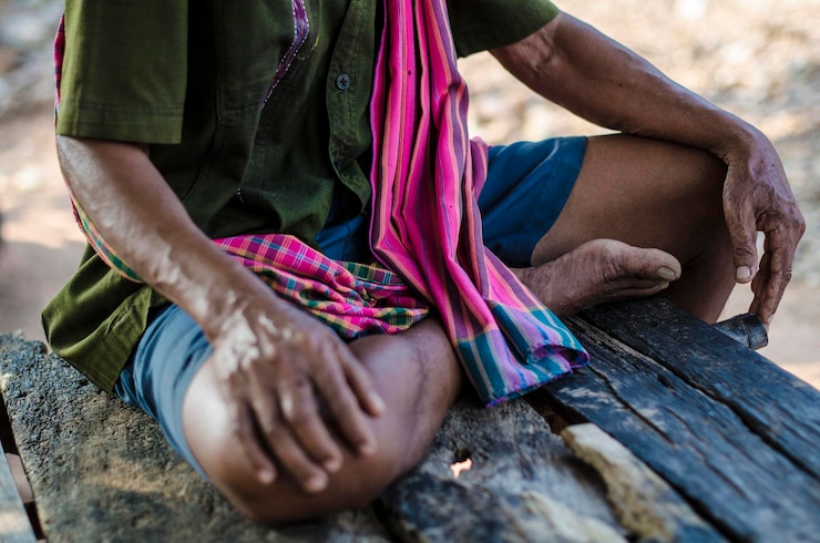 Photo section médiane d'un homme assis sur un siège en bois à l'extérieur