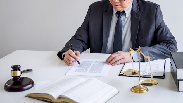 Section médiane d'un homme assis sur une table