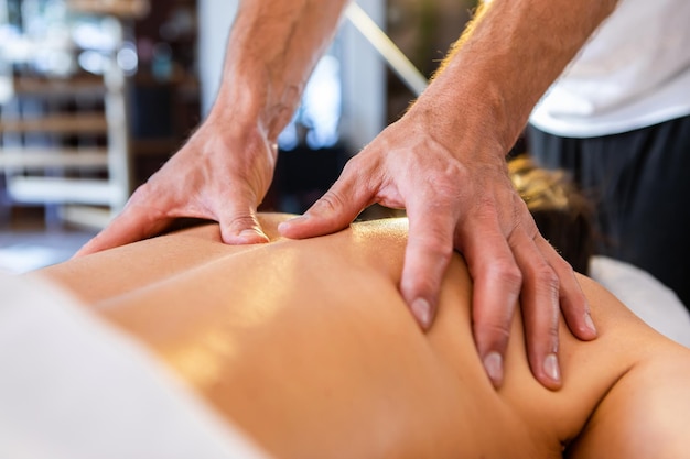 Section médiane de l'homme au travail