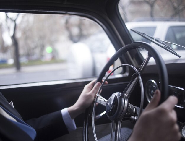 Section médiane de l'homme au volant d'une voiture