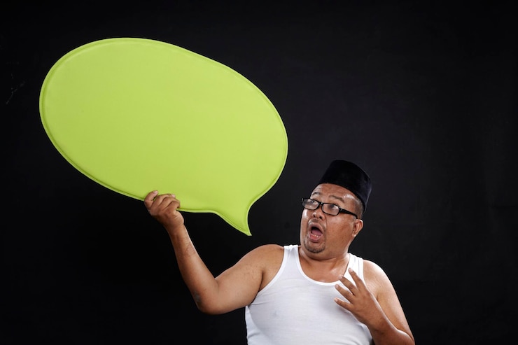 Photo section médiane d'un homme avec des ballons sur un fond noir