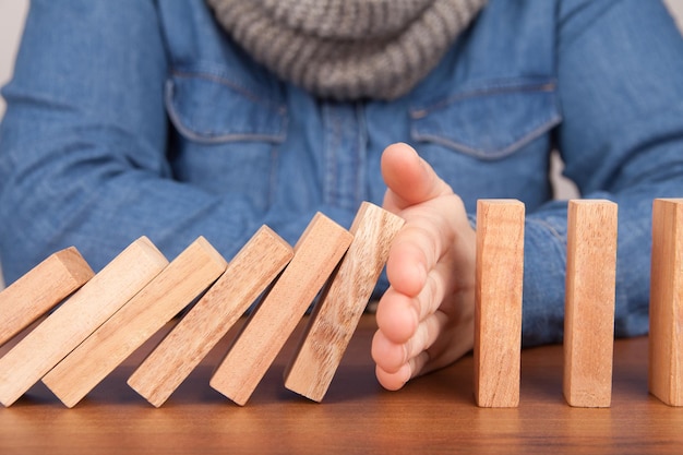 Section médiane d'un homme avec des blocs de jouets à la table