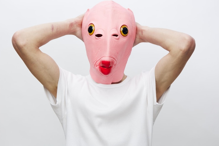 Photo section médiane d'un homme avec les bras levés sur un fond blanc