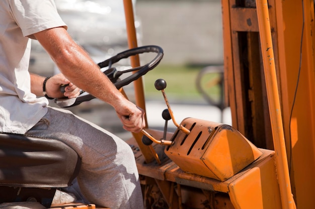 Section médiane de l'homme conduisant un tracteur