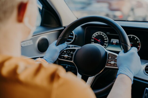 Photo section médiane d'un homme conduisant une voiture