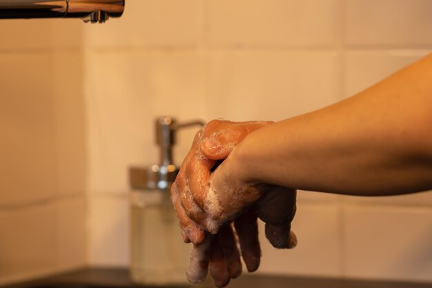 Photo section médiane d'un homme dans la salle de bain à la maison