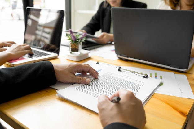 Section médiane d'un homme écrivant sur une table