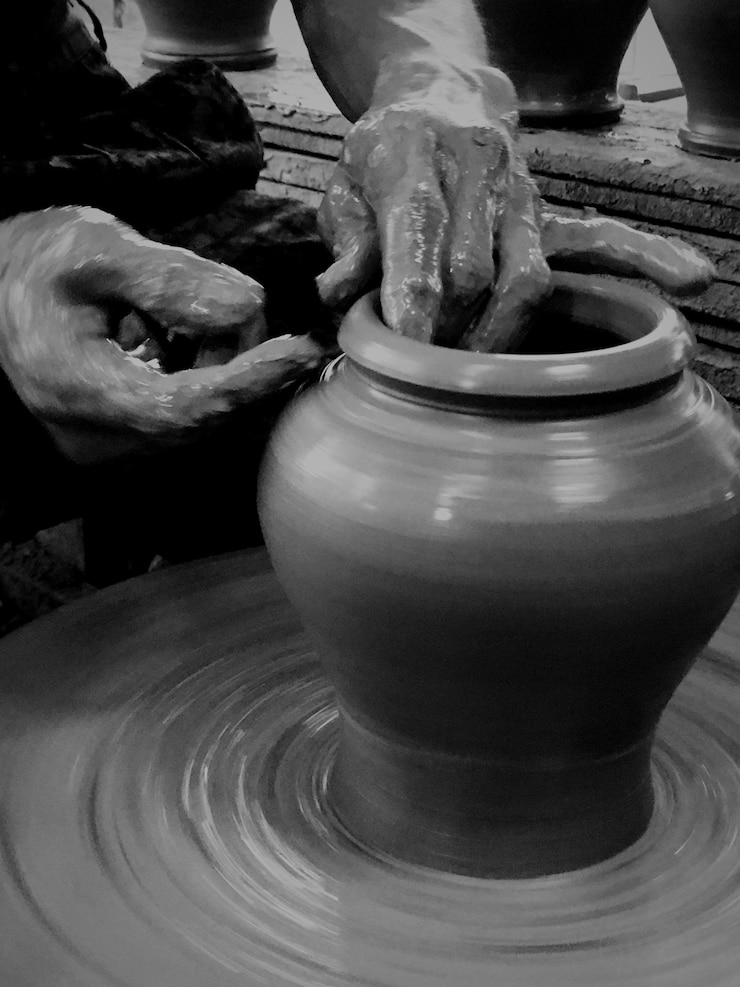 Photo section médiane de l'homme faisant de la poterie