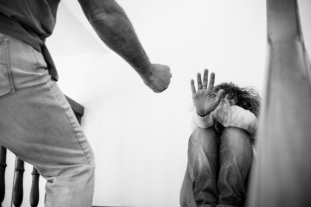 Photo section médiane d'un homme et d'une femme debout contre le mur