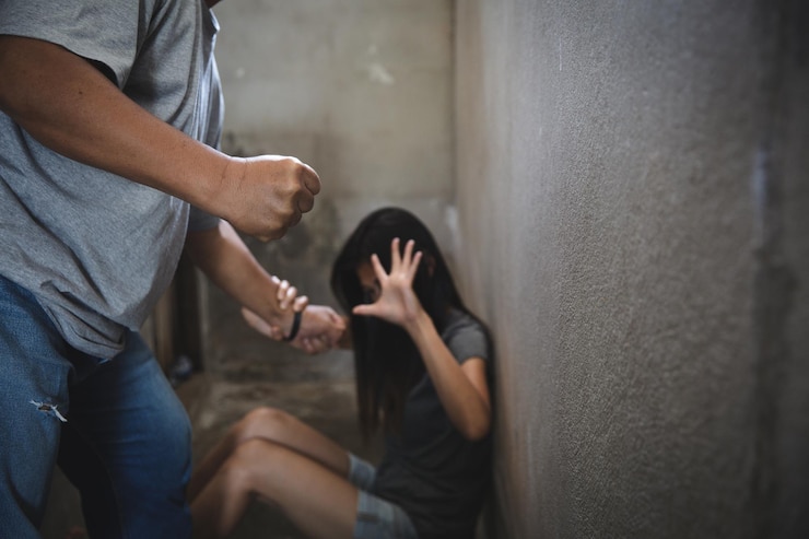 Photo section médiane d'un homme et d'une femme debout près du mur