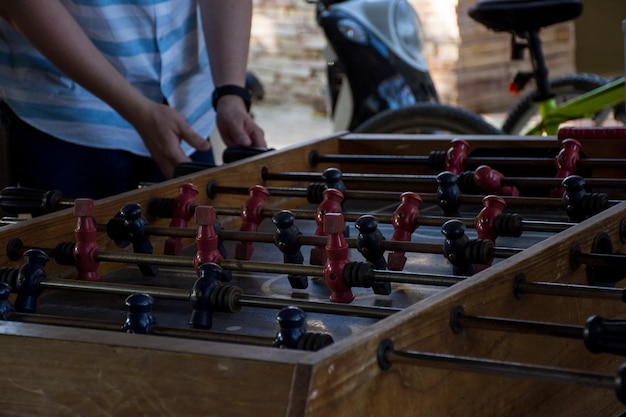 Section médiane d'un homme jouant au foosball