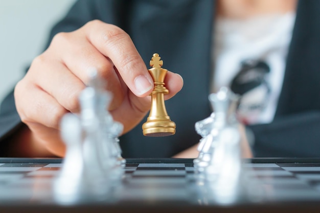 Section médiane d'un homme jouant aux échecs