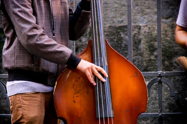 Section médiane d'un homme jouant de la contrebasse