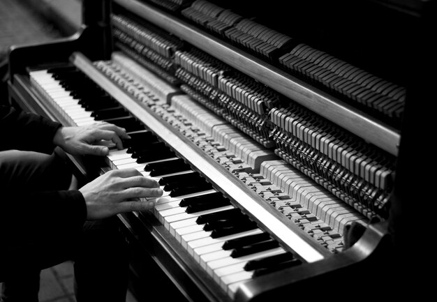 Photo section médiane d'un homme jouant du piano