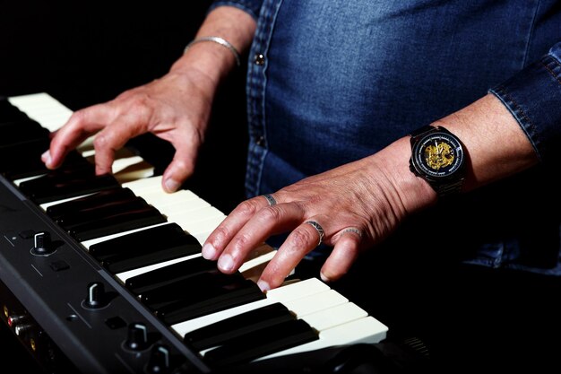 Section médiane d'un homme jouant du piano