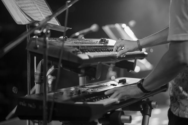 Photo section médiane d'un homme jouant du piano