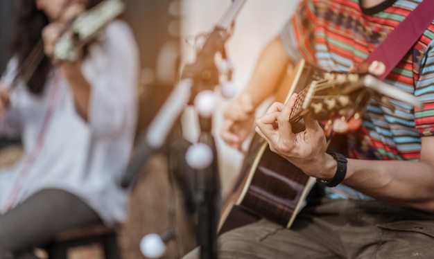 Photo section médiane d'un homme jouant de la guitare lors d'un concert de musique